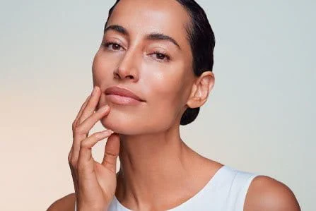 Mujer que previene el envejecimiento de la piel