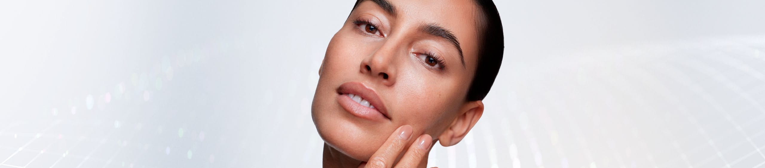 Mujer que busca prevenir la pérdida de volumen de la piel del cuerpo y cara