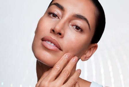 Mujer que busca prevenir la pérdida de volumen de la piel del cuerpo y cara