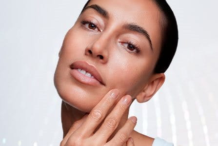 Mujer que busca prevenir la pérdida de volumen de la piel del cuerpo y cara