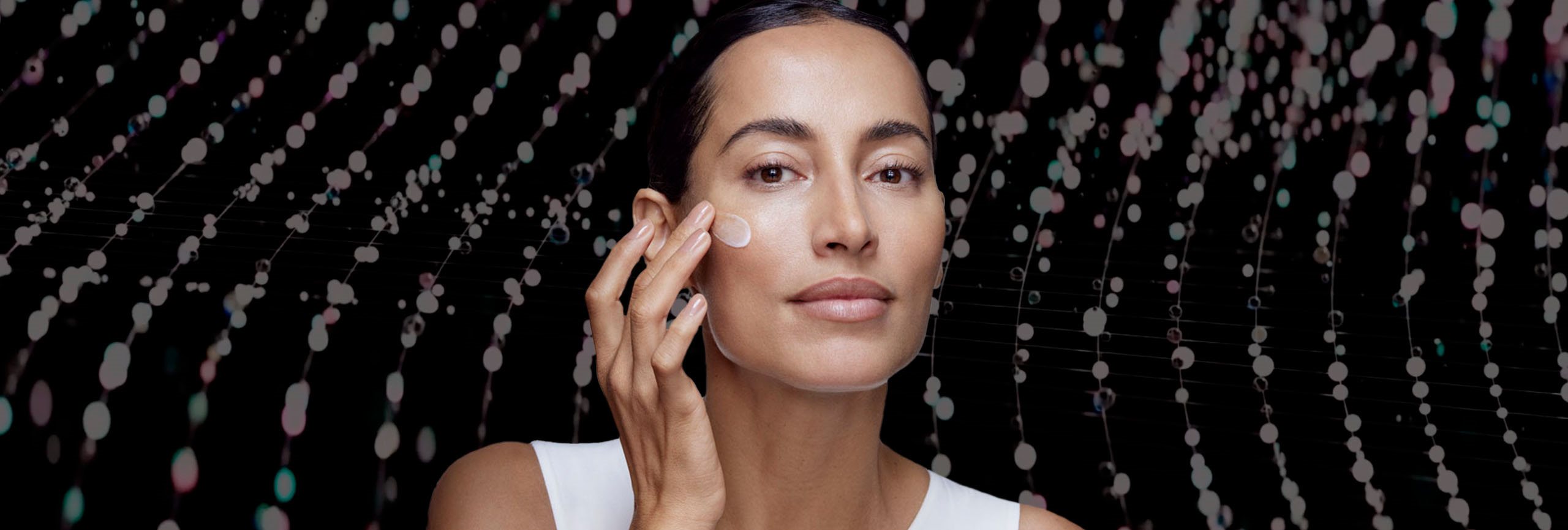 Mujer cuidando su piel de los signos de envejecimiento de la piel sensible