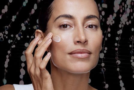 mujer cuidando su piel de los signos de envejecimiento de la piel sensible