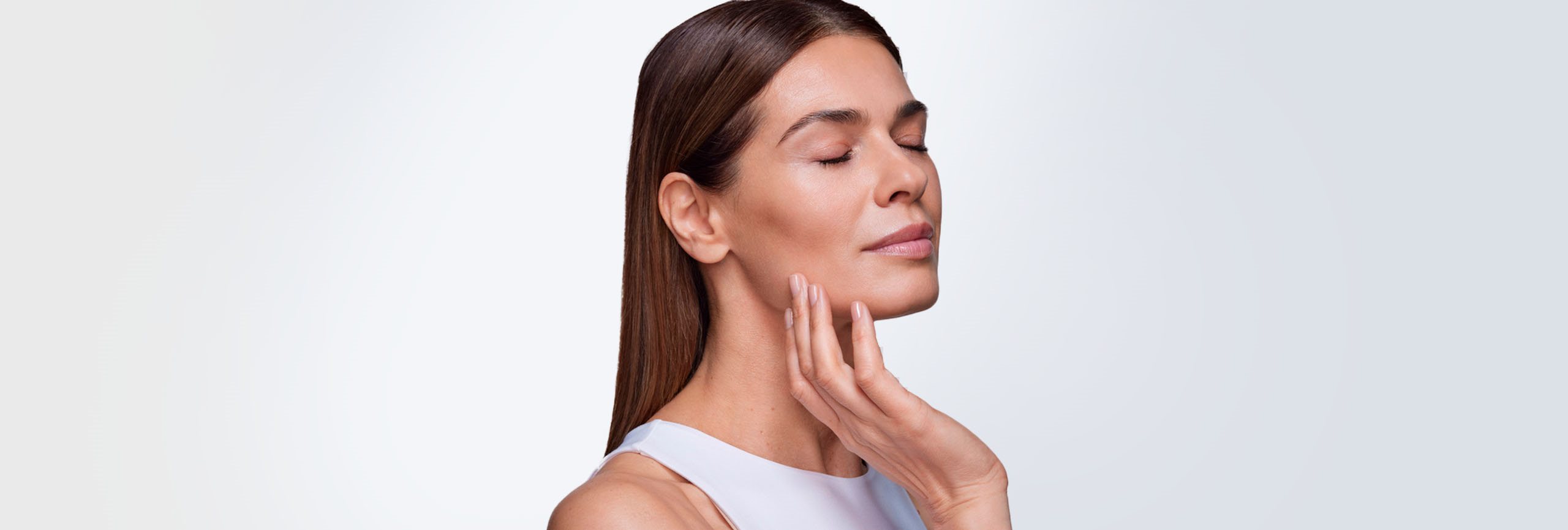 mujer previniendo el envejecimiento prematuro de su piel