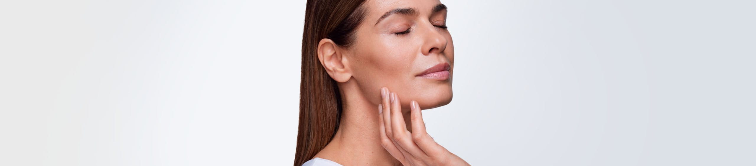 mujer previniendo el envejecimiento prematuro de su piel