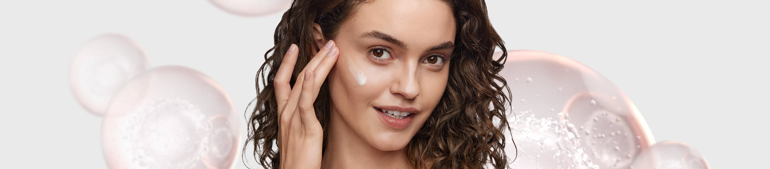 Mujer contenta con su rutina anti-manchas