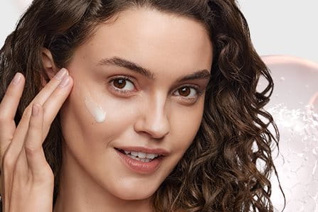 Mujer contenta con su rutina anti-manchas