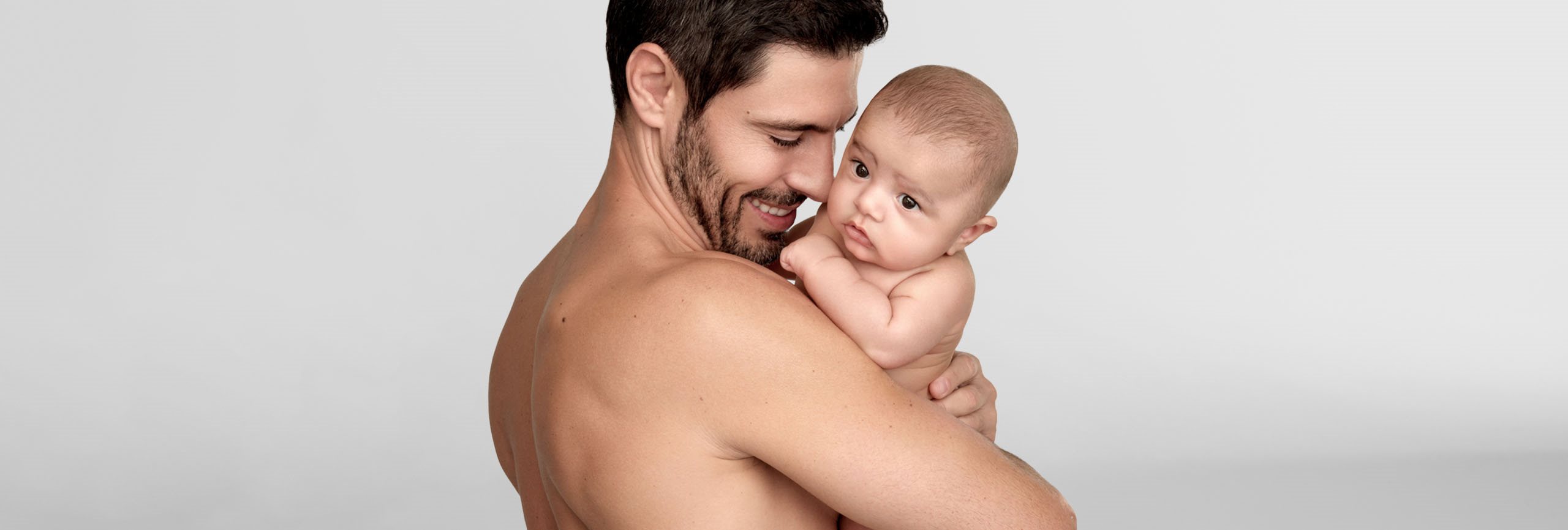 Familia atendiendo los síntomas de la dermatitis atópica