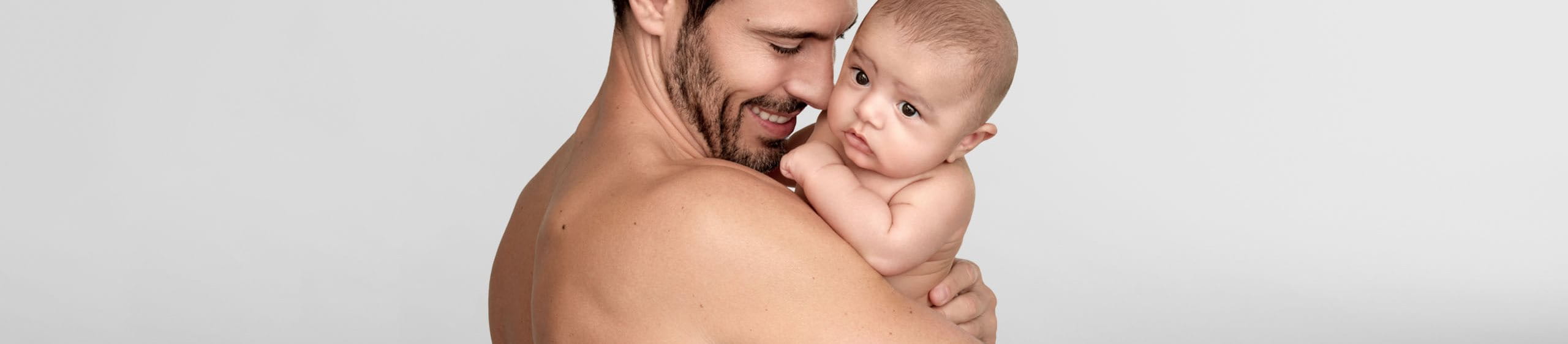 Familia atendiendo los síntomas de la dermatitis atópica