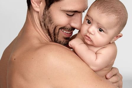 Familia atendiendo los síntomas de la dermatitis atópica
