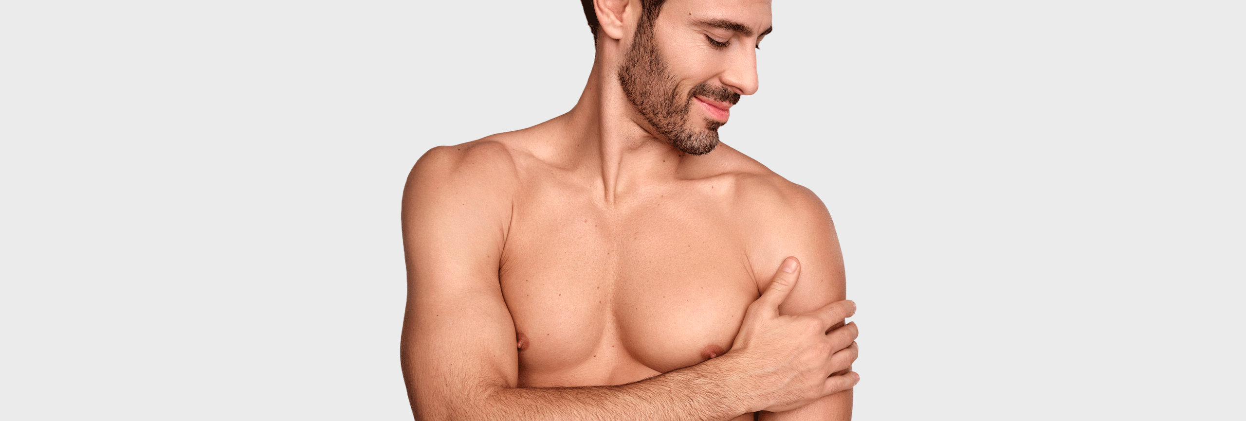 Madre e hija previniendo o abordando la dermatitis atópica