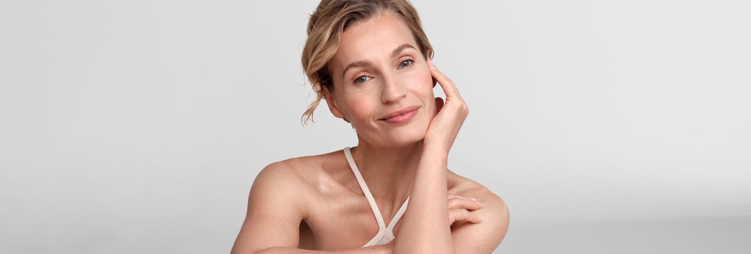 Mujer previniendo la piel seca