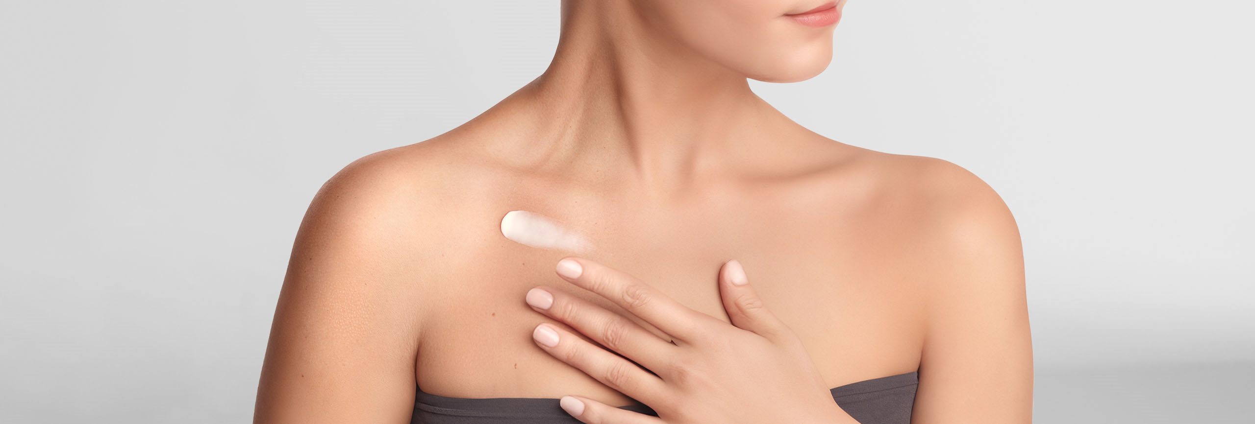 Mujer que intenta evitar la piel seca