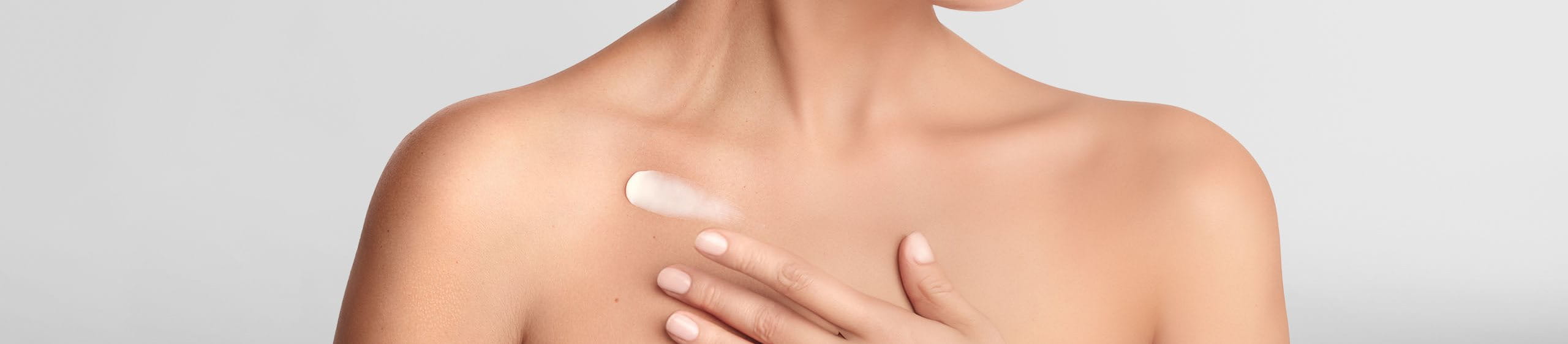 Mujer que intenta evitar la piel seca