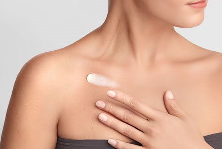 Mujer que intenta evitar la piel seca