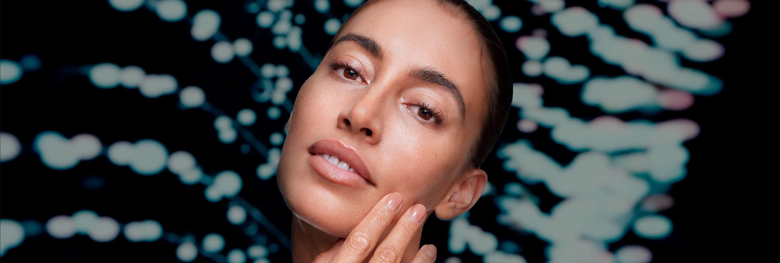 Mujer cuidando su piel sensible