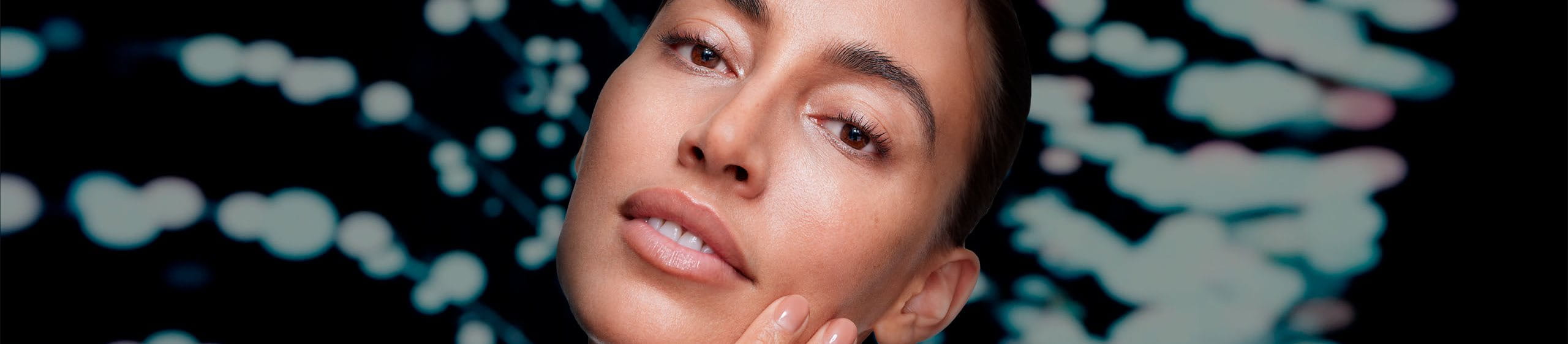 Mujer cuidando su piel sensible