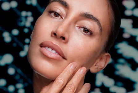 Mujer cuidando su piel sensible