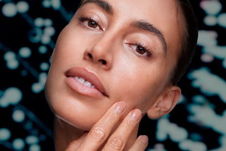 Mujer cuidando su piel sensible