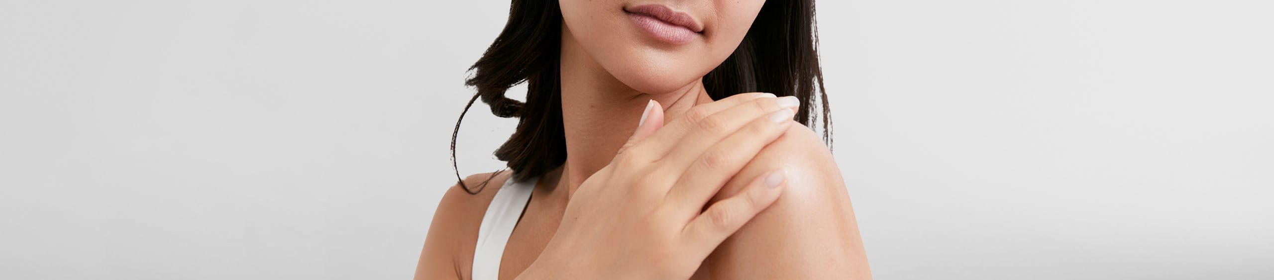 Mujer cuidando su piel sensible