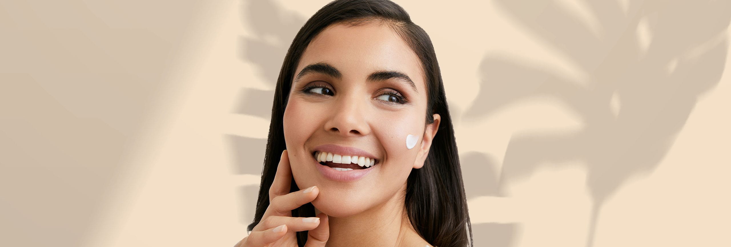 Mujer vive los beneficios de añadir protector solar a su rutina de skincare