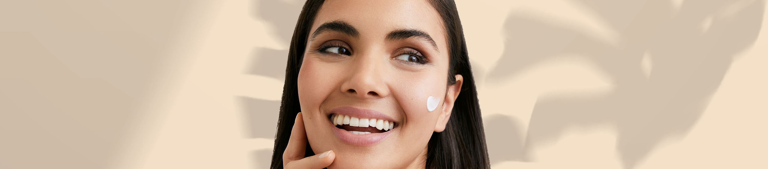 Mujer vive los beneficios de añadir protector solar a su rutina de skincare