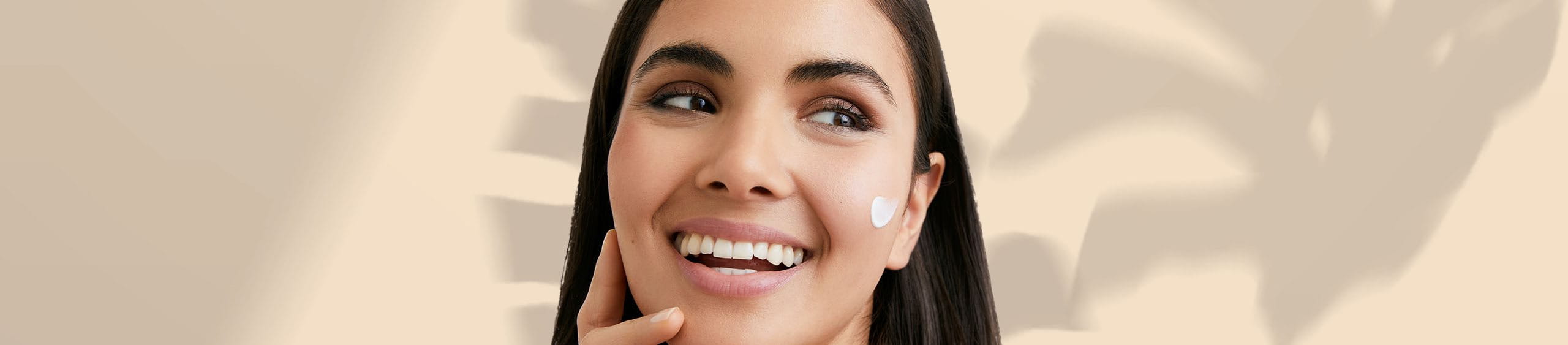 Mujer vive los beneficios de añadir protector solar a su rutina de skincare
