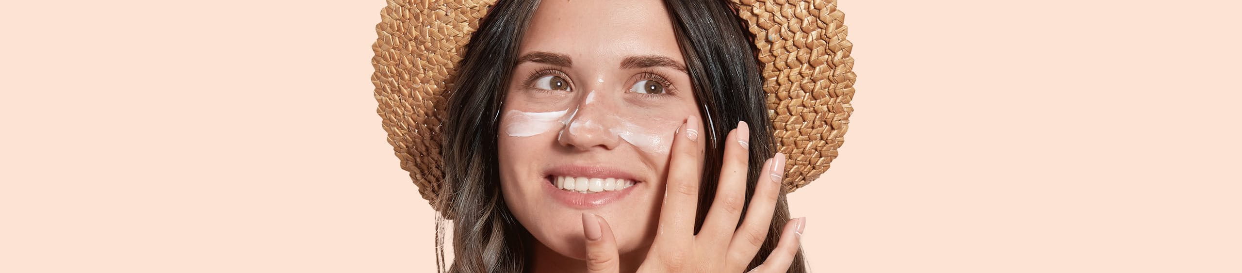 Chica con protector solar en la cara