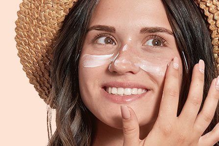 Chica con protector solar