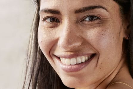 Mujer cuidando su piel facial del sol