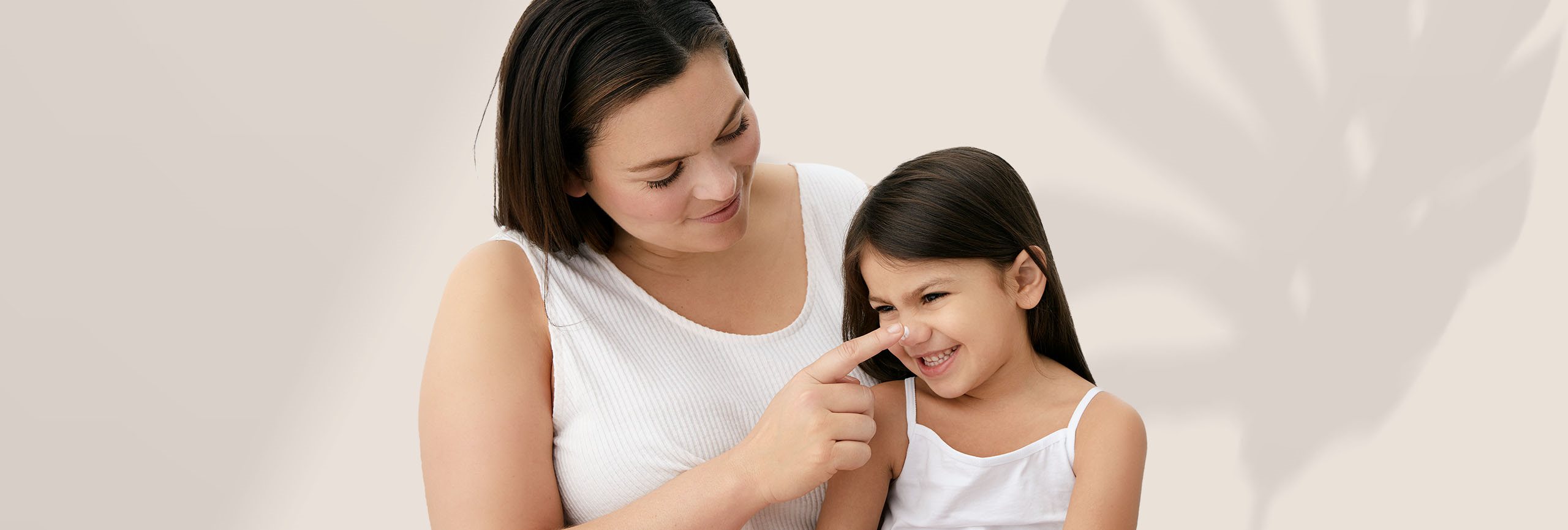 Madre cuidando del sol la piel de los niños