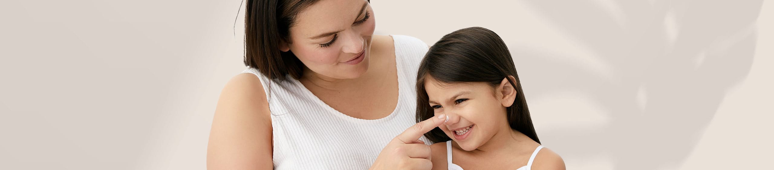 Madre cuidando del sol la piel de los niños