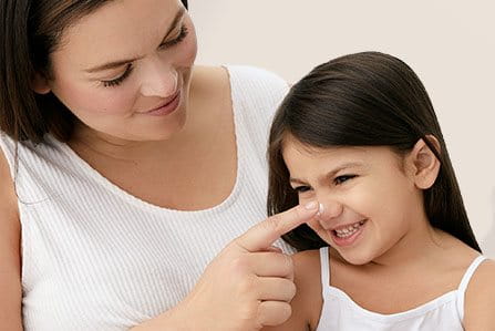 Madre cuidando del sol la piel de los niños
