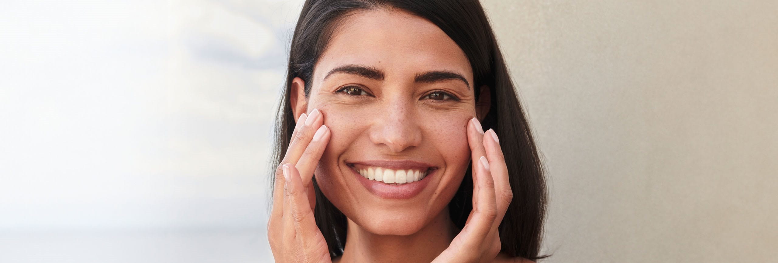 Mujer colocando protector solar encima de maquillaje