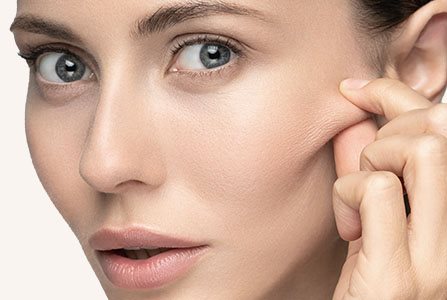 Chica joven con arrugas