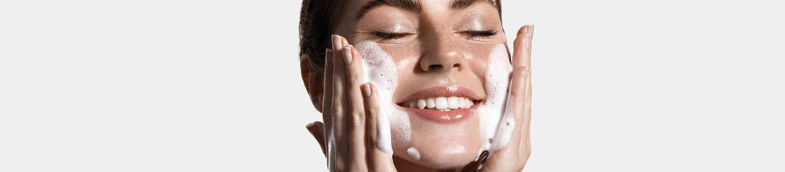 Mujer aplicando crema en su piel seca