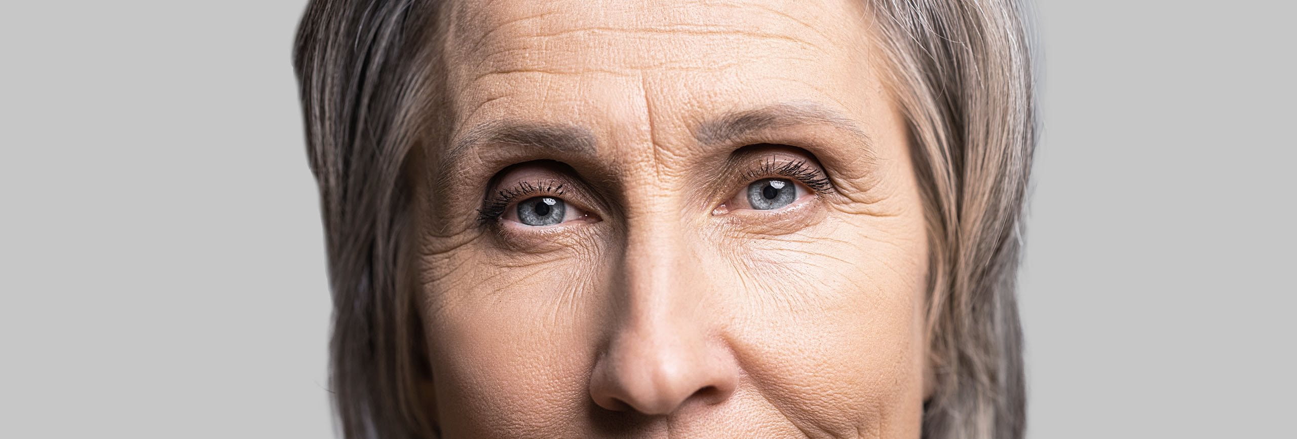 Mujer con arrugas en el rostro