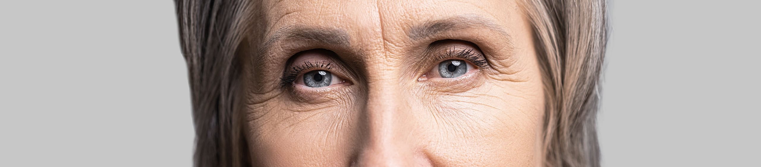 Mujer con arrugas en el rostro