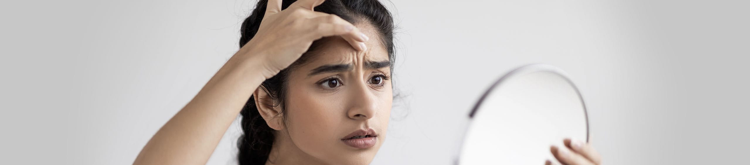 Chica con arrugas faciales visibles
