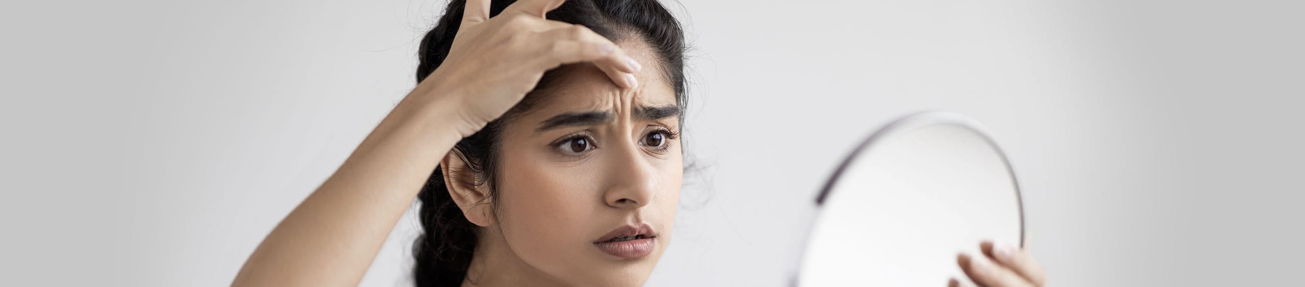 Chica con arrugas faciales visibles