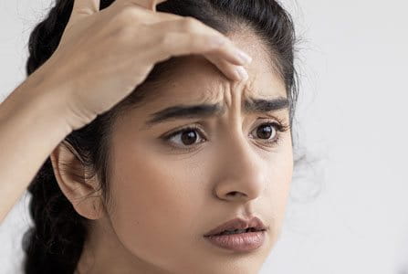 Chica con arrugas faciales visibles