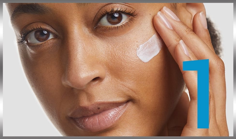 Mujer aplicándose Eucerin® Hyaluron-Filler + 3x Effect 