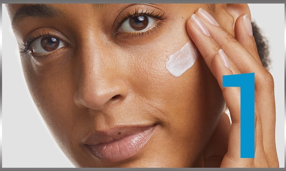 Mujer aplicándose Eucerin® Hyaluron-Filler + 3x Effect