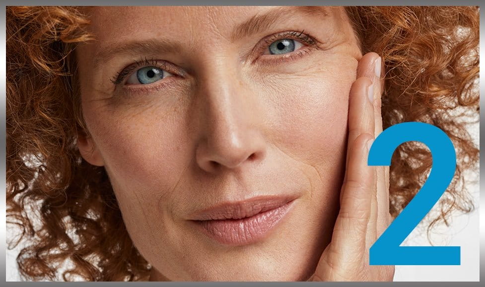 Mujer tocando su piel con Eucerin® Hyaluron-Filler + 3x Effect 