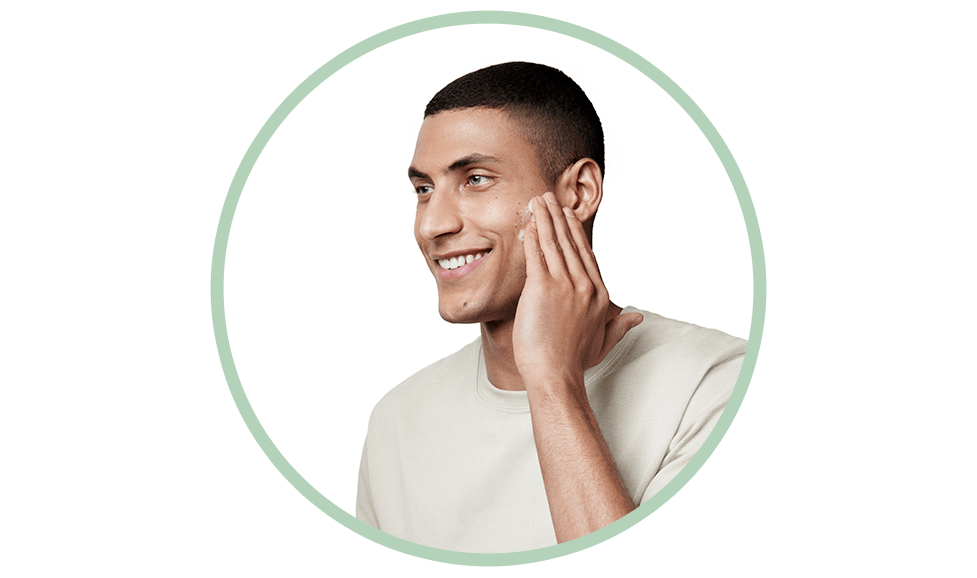 Hombre aplicándose el gel limpiador