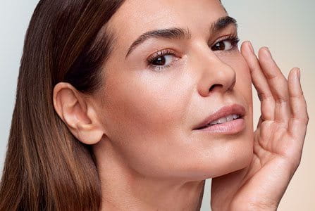 Mujer cuidando su piel con hyaluron filler