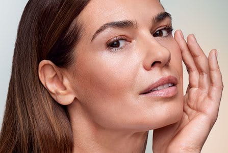 Mujer cuidando su piel con hyaluron filler