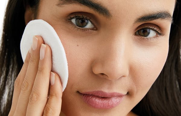 Utiliza tu crema hidratante específica para pieles acneicas por la mañana y/o por la noche