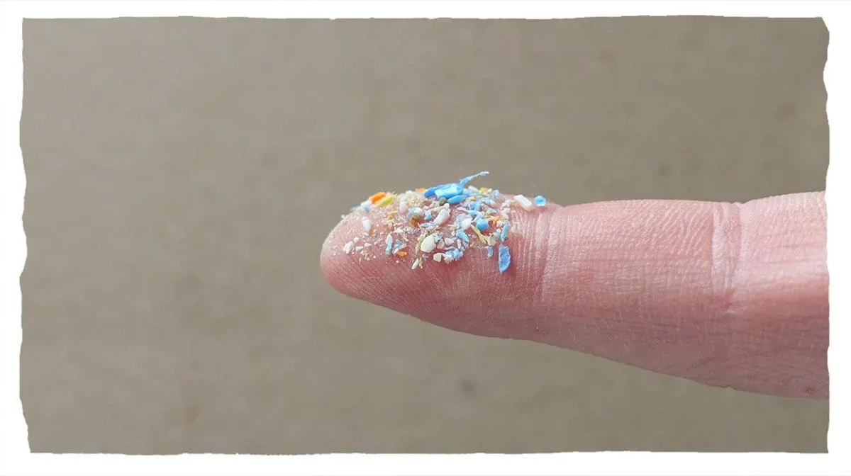 قطع بلاستيكية صغيرة مرئية على طرف الإصبع