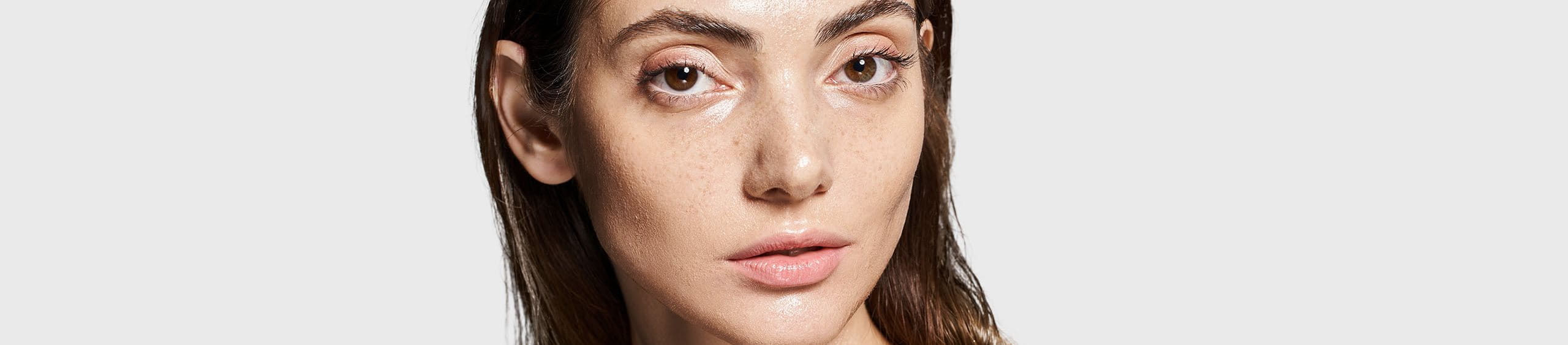 ¿Qué causa la piel grasa?