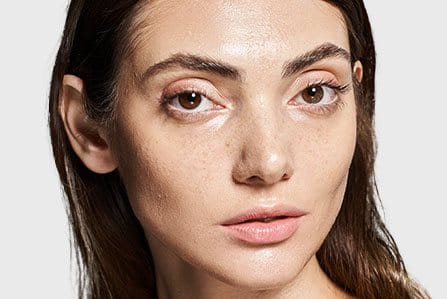 ¿Qué causa la piel grasa?